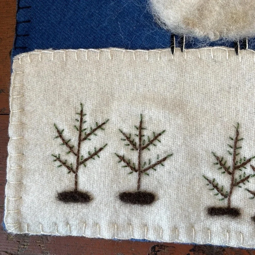 Primitive Christmas PEACE‎ ON EARTH SHEEP Table Runner Mat Doily 17.5